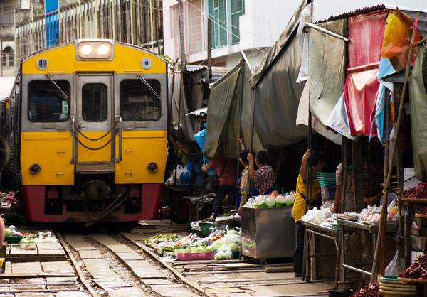 ตลาดร่มหุบ เสน่ห์ของตลาดที่มีรถไฟวิ่งผ่านกลางตลาด