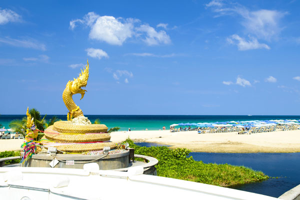 หาดกะรน หน้าหาดกว้าง หาดทรายขาวละเอียด อีกหนึ่งชายหาดยอดนิยมของภูเก็ต
