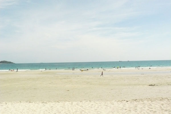 หาดน้ำใส สัตหีบ หาดทรายสะอาด น้ำทะเลใสมากสมดั่งชื่อ หาดน้ำใส